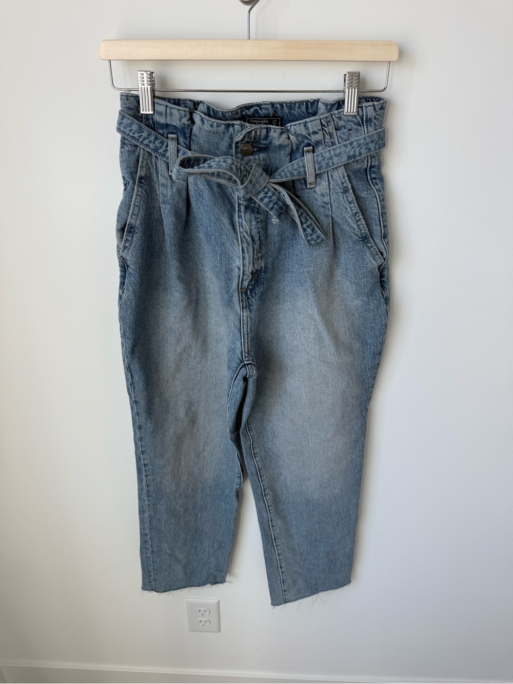Abercombie & Fitch High-Rise Mom Paperbag Jeans with Tie Belt | 27/4s